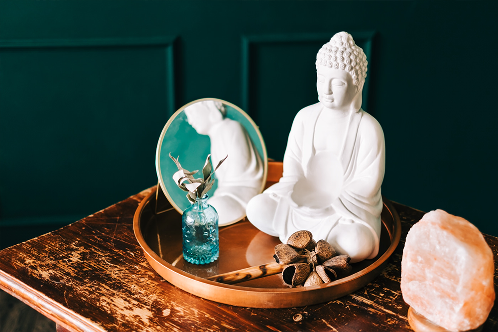 Komposition mit Buddha auf Holztisch – Zen-Konzept